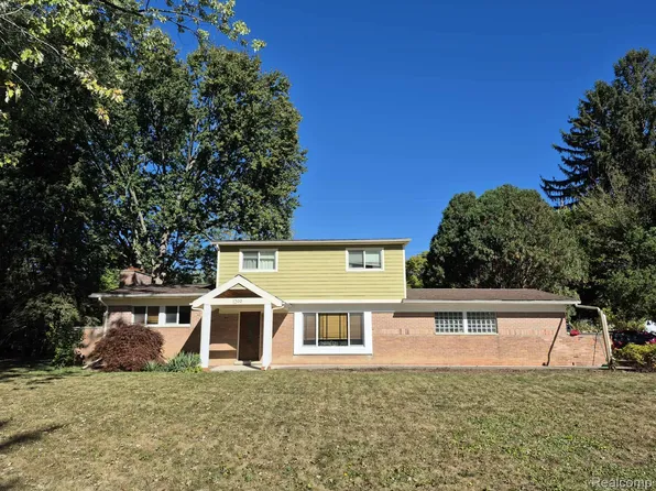 1299 Winchcombe Dr, Bloomfield Hills, MI 48304