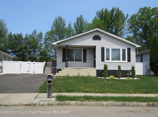 9 Pinetree Ln, Manalapan, NJ 07726