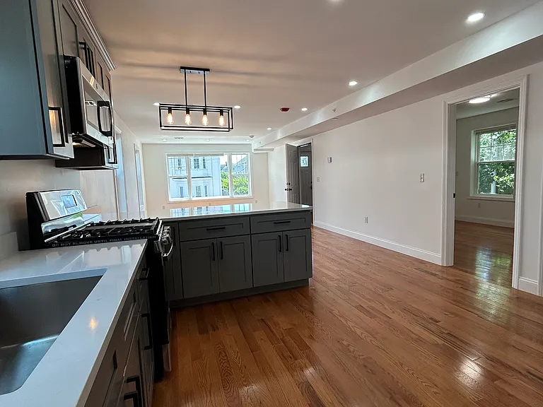 143 W Clifford St #1 — Photo 3