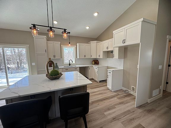 3rd image of 1310 Greenleaf Rd SE