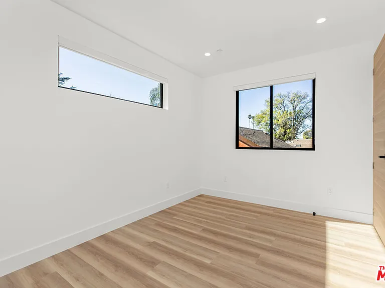 19535 Strathern St — Photo 11