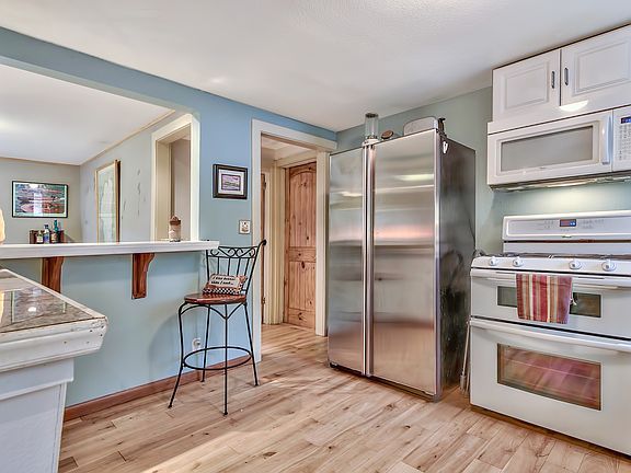 5th image of 3683 Larch Ave