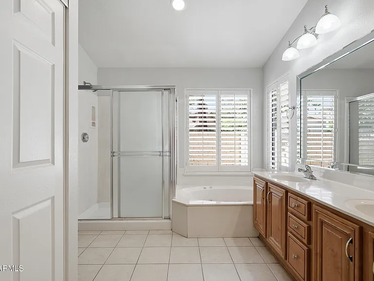 225 W Vera Ln — Photo 14