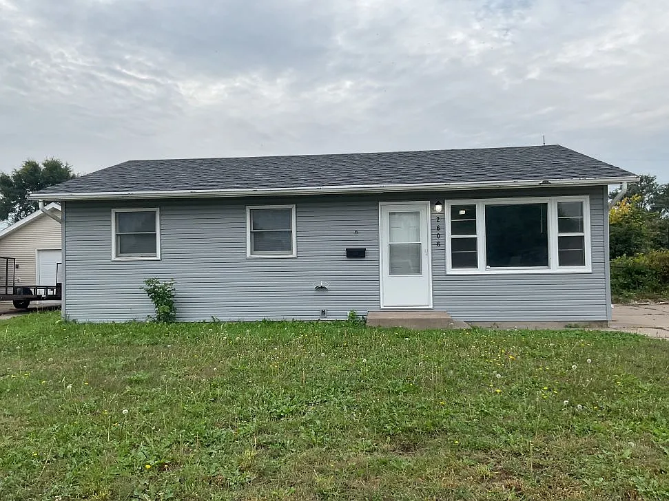 3 bed, 936 sqft, $1,200 — Photo 1