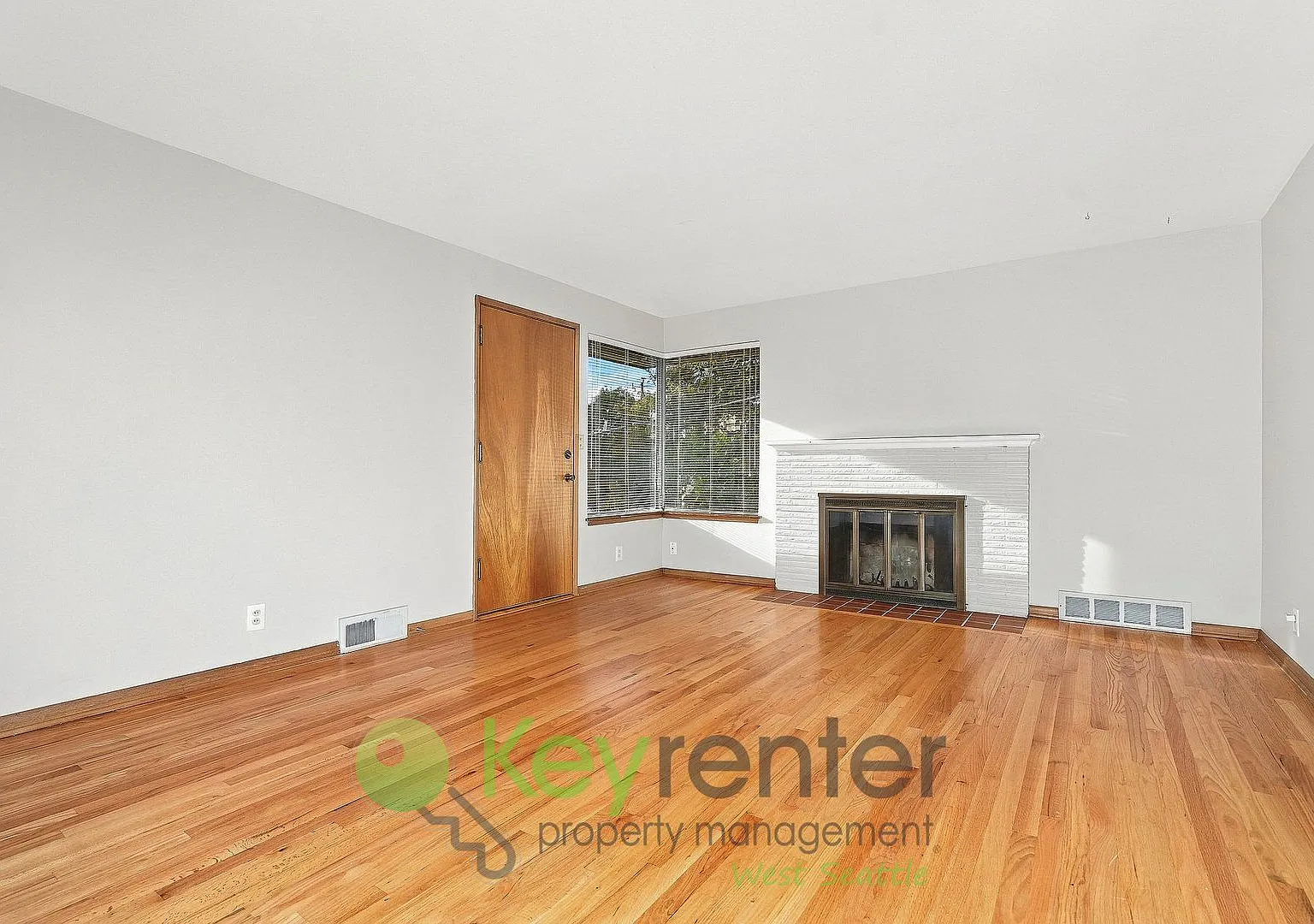 Charming 2 Bedroom Seattle Home with Private Backyard & Garage — Photo 2