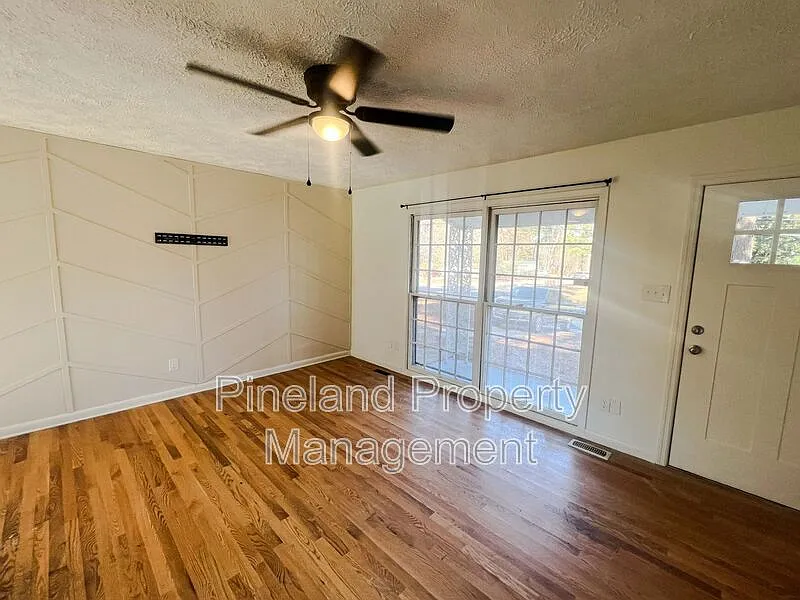 3 bed, 1.0 bath, 1108 sqft, $1,185 — Photo 3