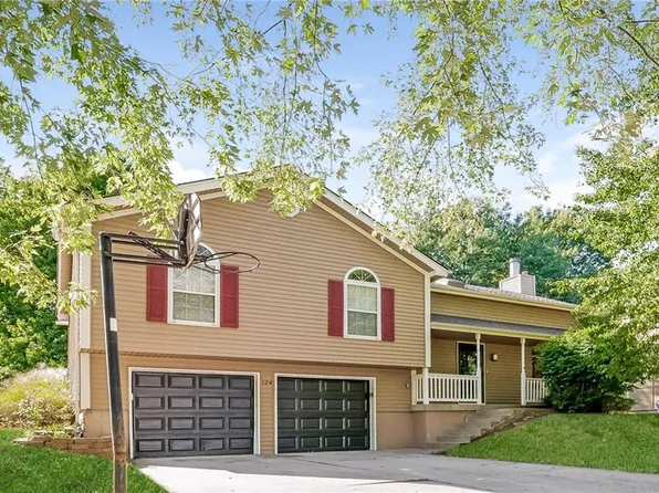 124 SE Bristol Dr, Lees Summit, MO 64063