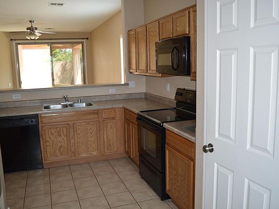 4th image of 921 S 115th Dr