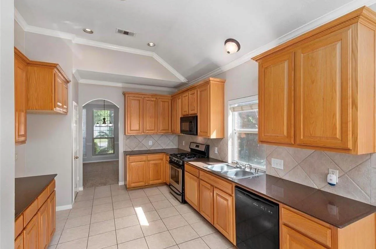 4 bed, 2.5 bath, 2770 sqft, $2,900 — Photo 4