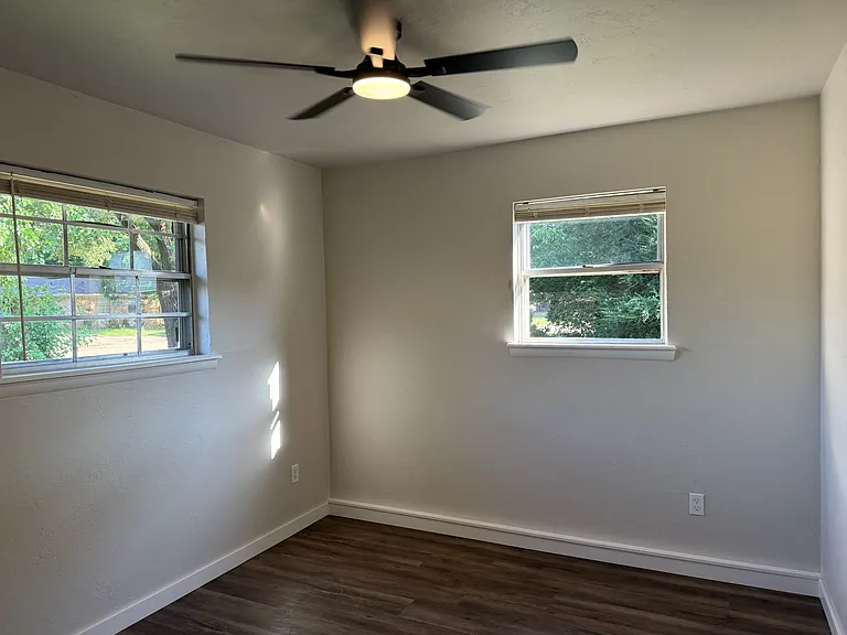 2209 Marshall Dr — Photo 11
