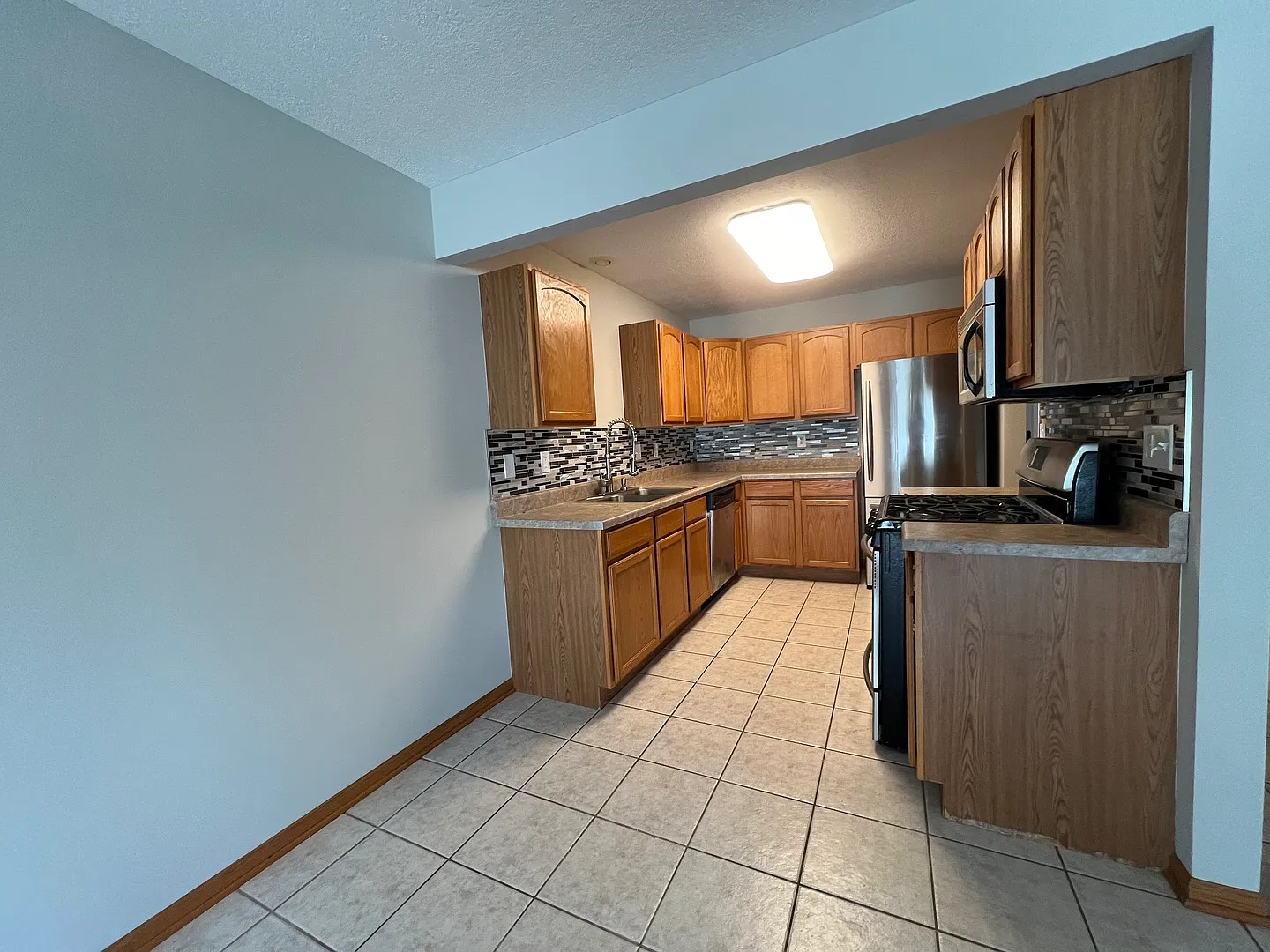2 bed, 2.5 bath, 1700 sqft, $2,200 — Photo 3