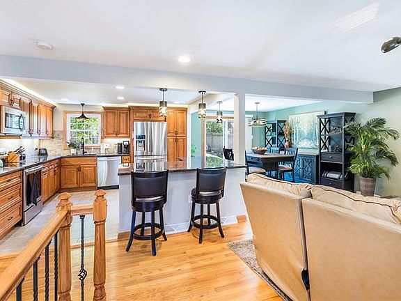 5th image of 140 Kenney Dr