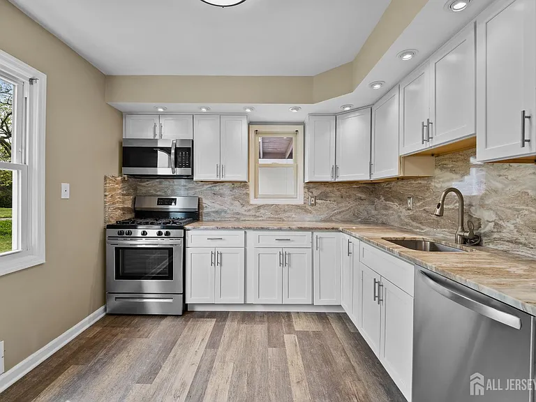 49 Louis Ave — Photo 5