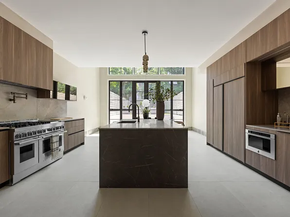 966 Bergen Street image 3 of 34