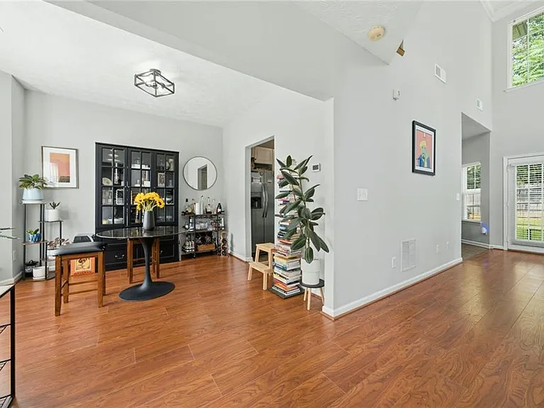 983 Aspen Dr — Photo 2