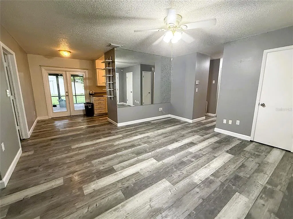 3 bed, 1.0 bath, 1218 sqft, $2,400 — Photo 2