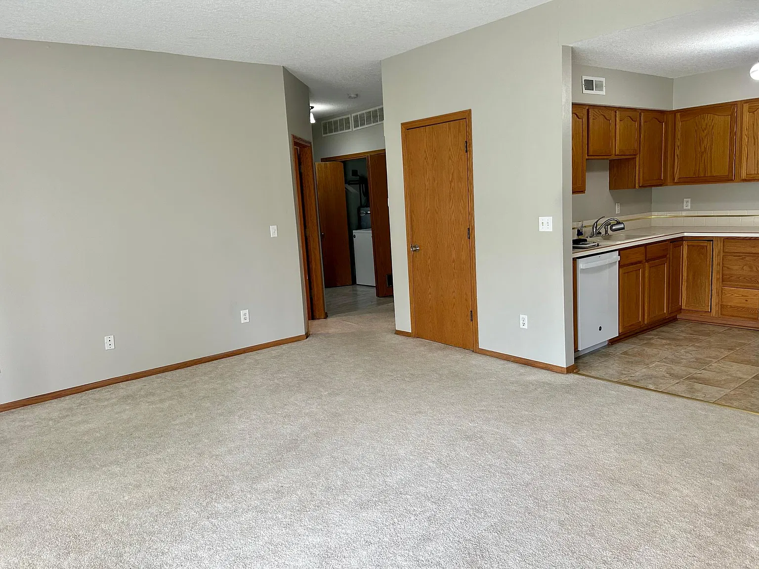 2 bed, 999 sqft, $1,170 — Photo 2