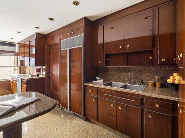 875 Park Avenue image 11 of 24