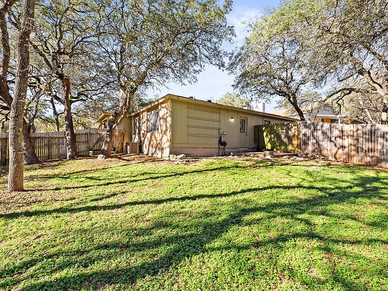 9807 Hundred Oaks Cir #B — Photo 25