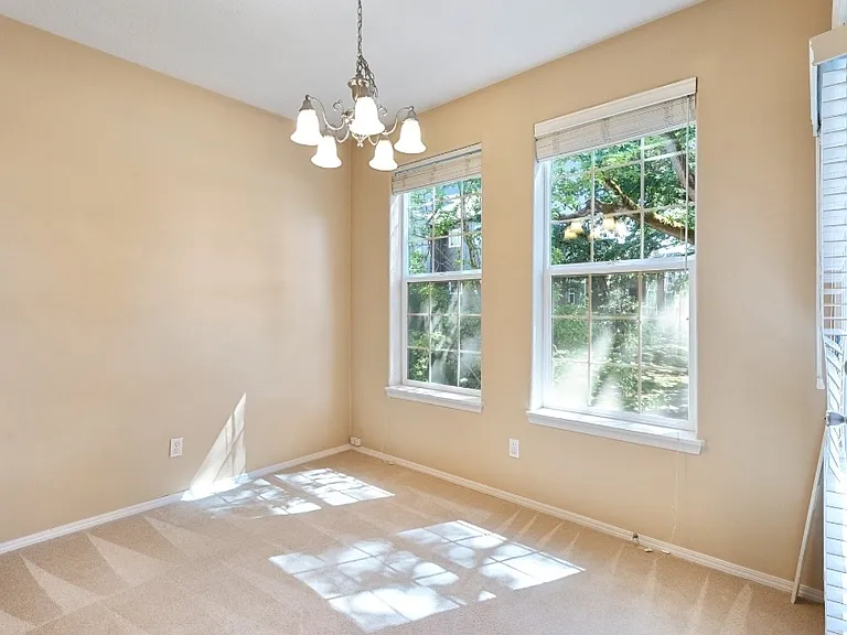 816 NE Caden Ave — Photo 9