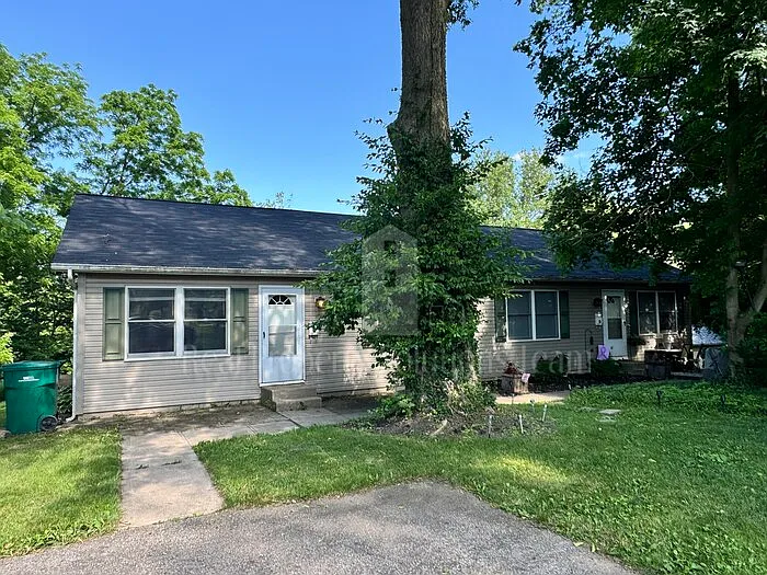 2 bed, 1.0 bath, 840 sqft, $1,099 — Photo 2