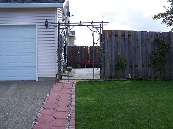 012_pic3_patio_front