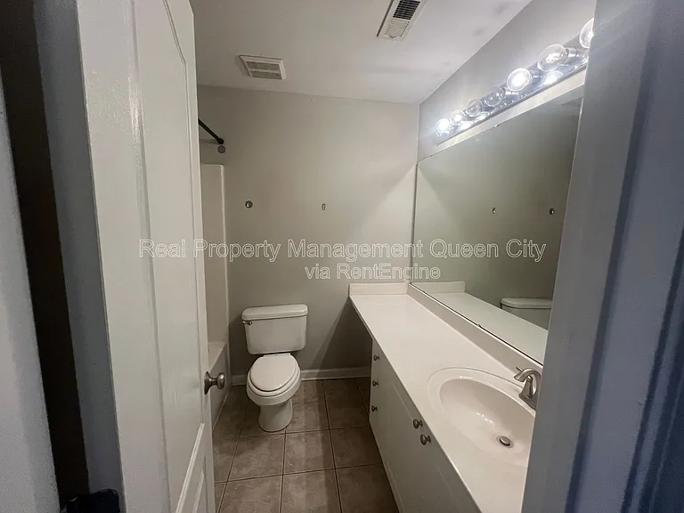 1224 Green Oaks Ln #B — Photo 12