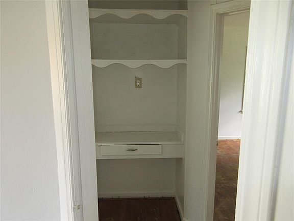 5th image of 612 E Walnut St