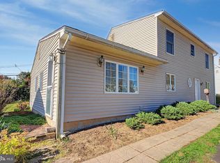 39 Hickory Ln, Levittown, PA 19055
