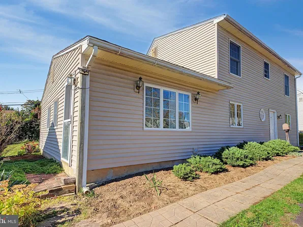 39 Hickory Ln, Levittown, PA 19055