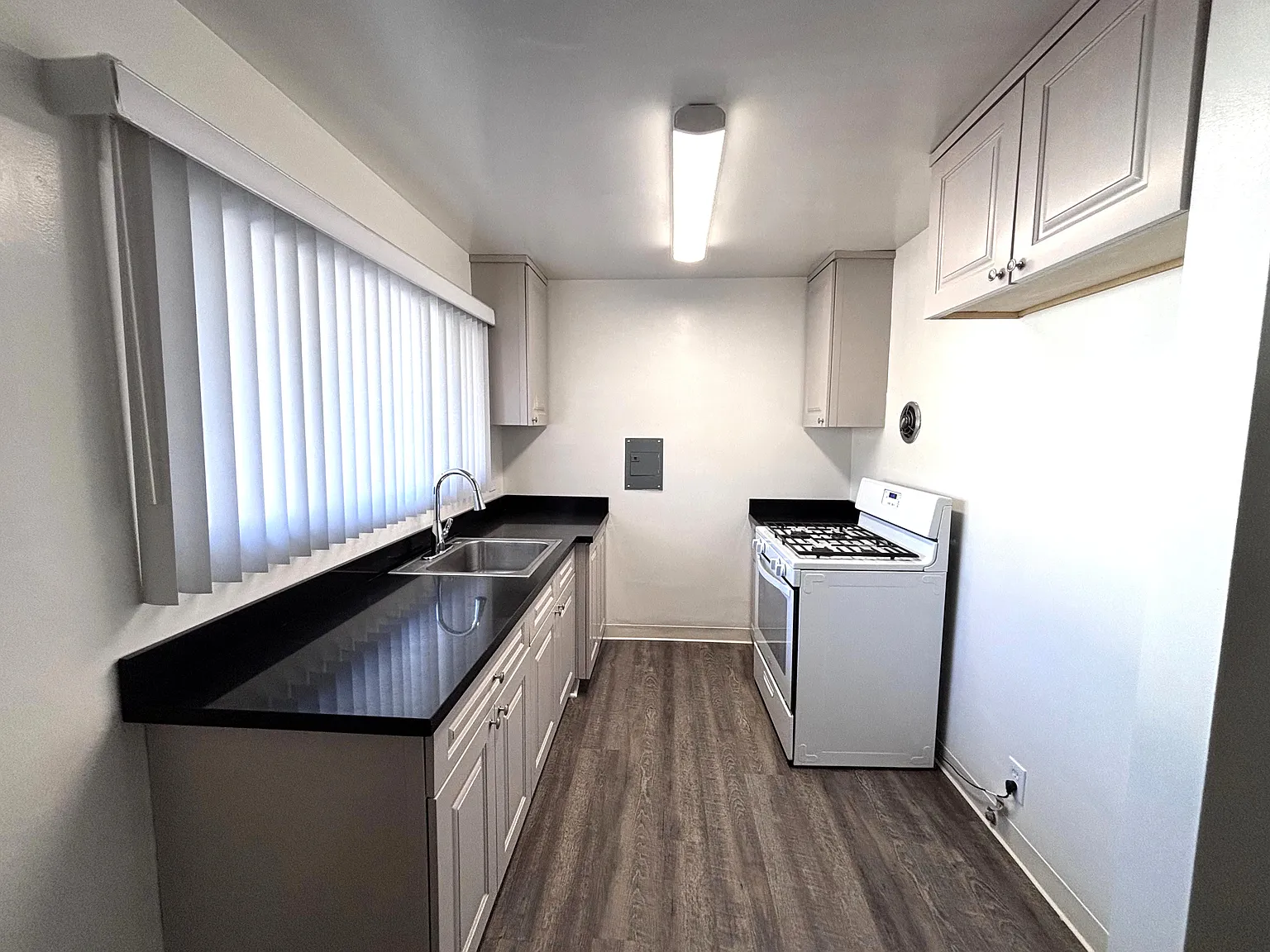 305 California Blvd — Photo 2