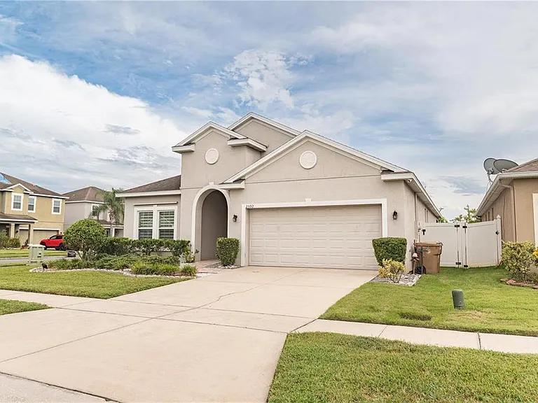 2592 Isabela Ter — Photo 3