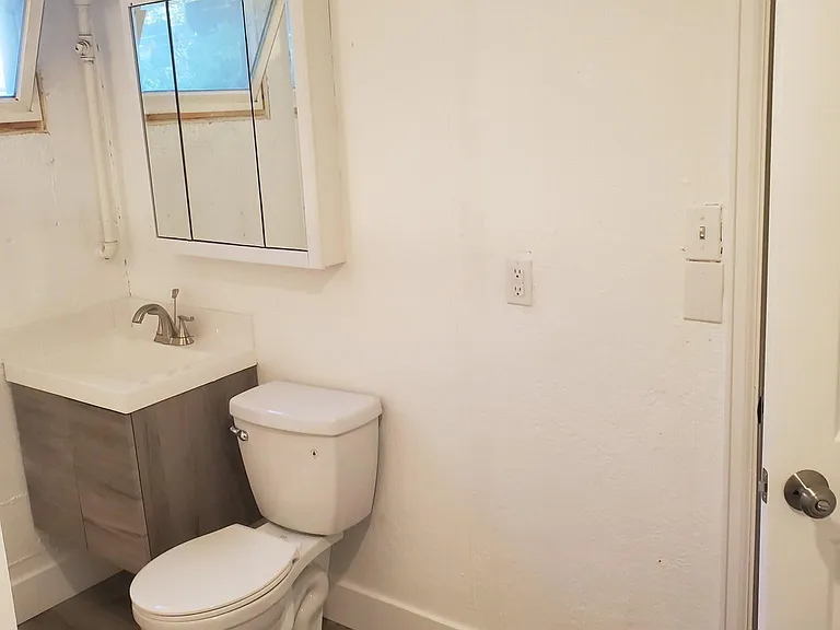 305 Scott Ave #C — Photo 9