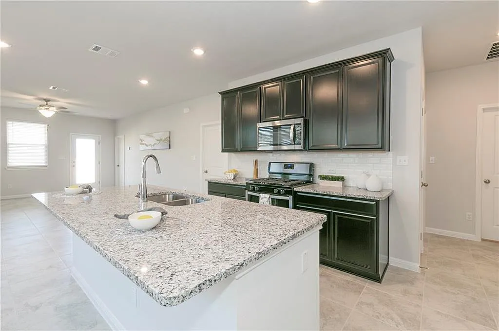 4 bed, 2.0 bath, 1543 sqft, $2,200 — Photo 4