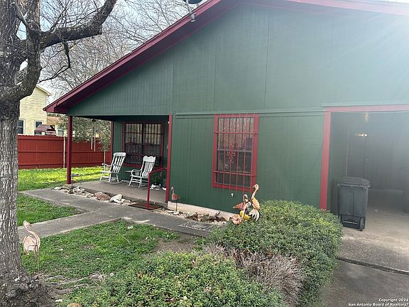 2nd image of 977 N Live Oak Ave