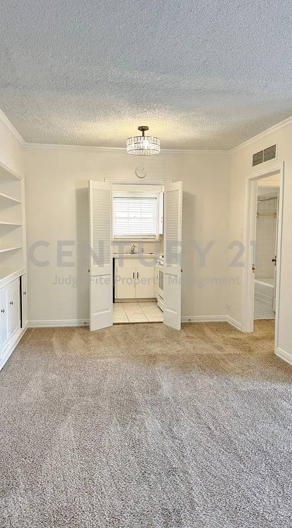 Quaint and Cozy, Upstairs 1/1 in Sought-After Highland Park ISD For Rent! — Photo 4
