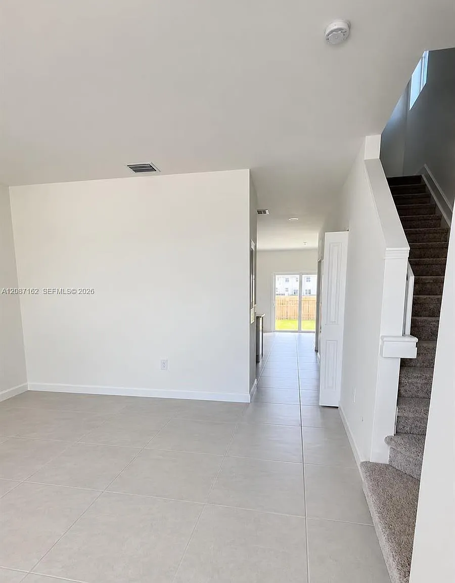 3 bed, 2.5 bath, 1393 sqft, $3,200 — Photo 4
