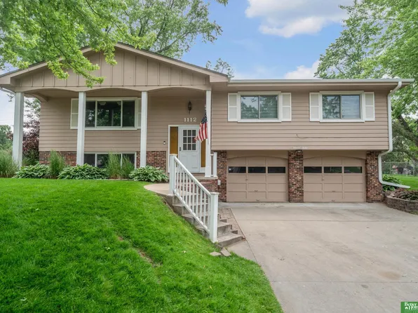 1112 Parc Dr, Papillion, NE 68046