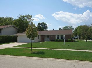 1540 Kingsdale Rd, Hoffman Estates, IL 60169