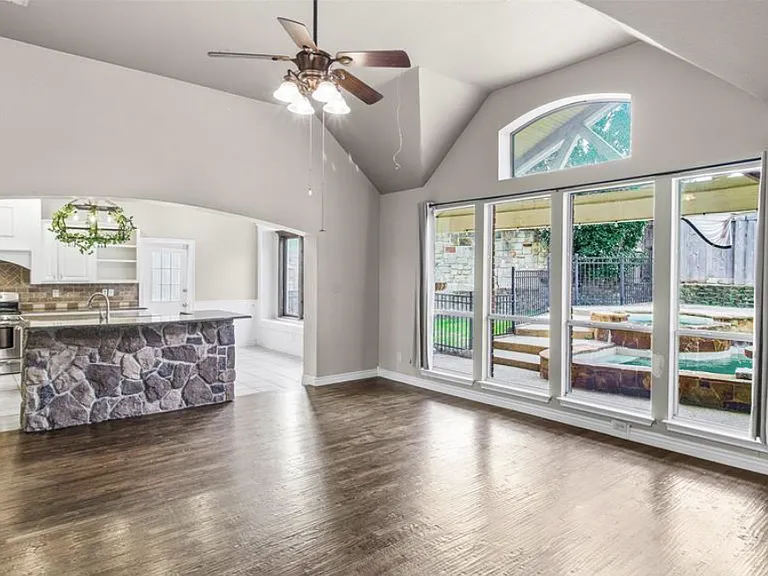2622 Westwind Dr — Photo 5