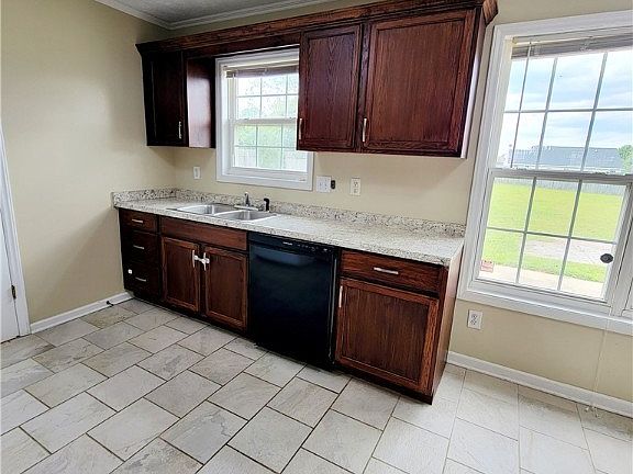 5th image of 107 Woodbine Dr