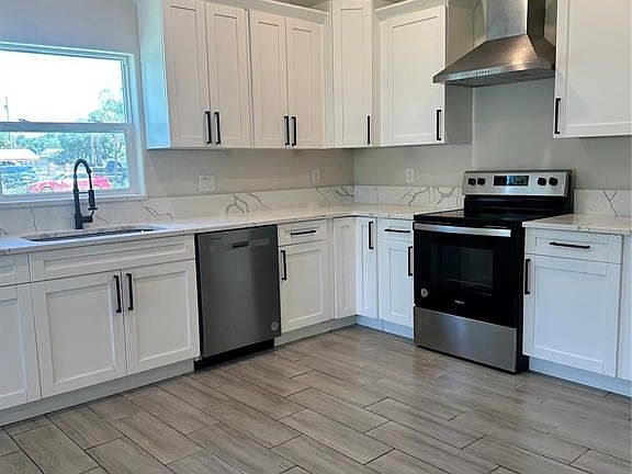5th image of 1404 LOWRY AVENUE E