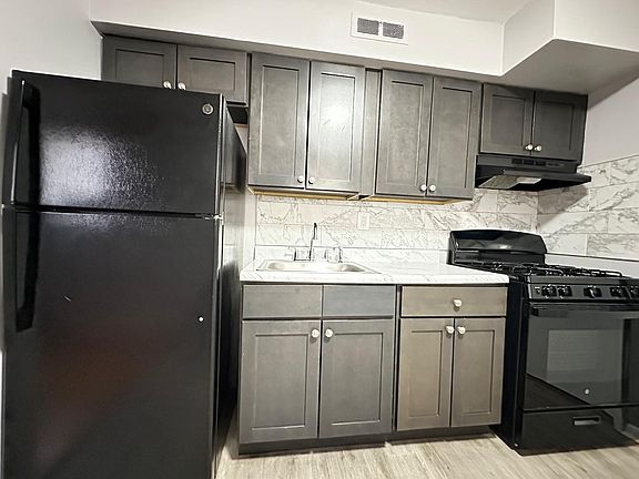 3rd image of 7110 Oxford Ave #24