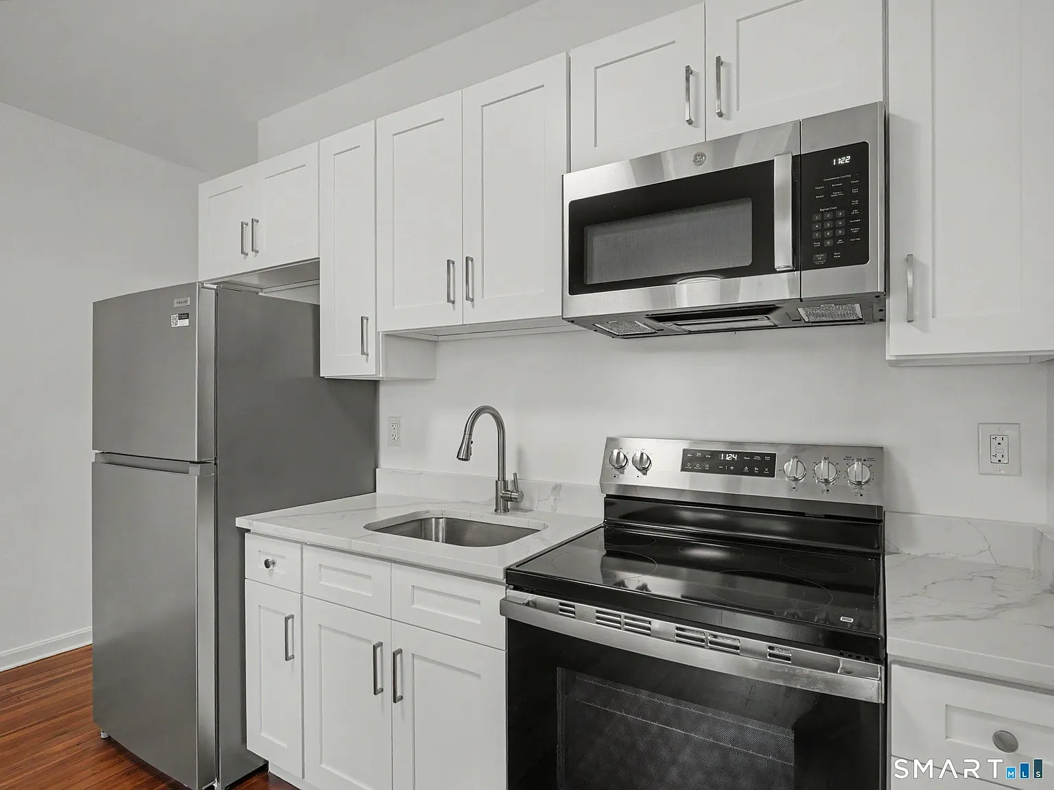 2 bed, 1.0 bath, 900 sqft, $2,400 — Photo 3