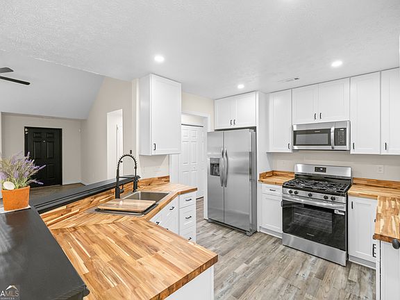 3rd image of 930 Sweetwater Way