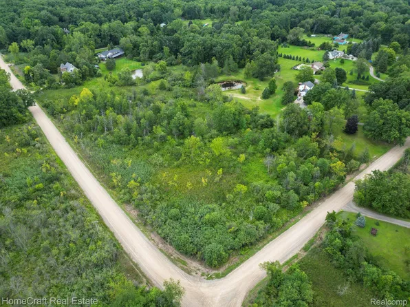 1 W Dawson Rd, Milford, MI 48381