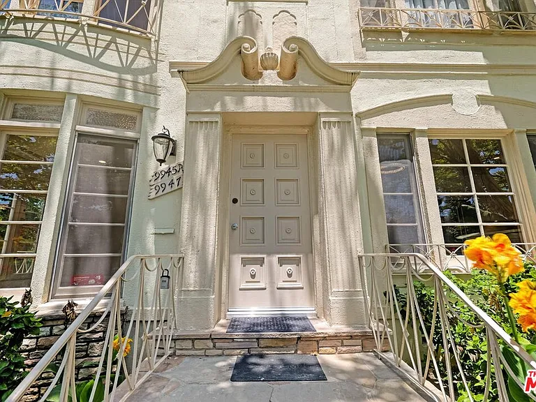 9945 Robbins Dr #102 — Photo 3