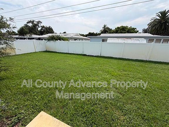 3rd image of 2320 Surrey Ln