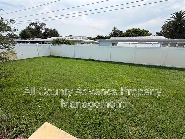 2320 Surrey Ln — Photo 3