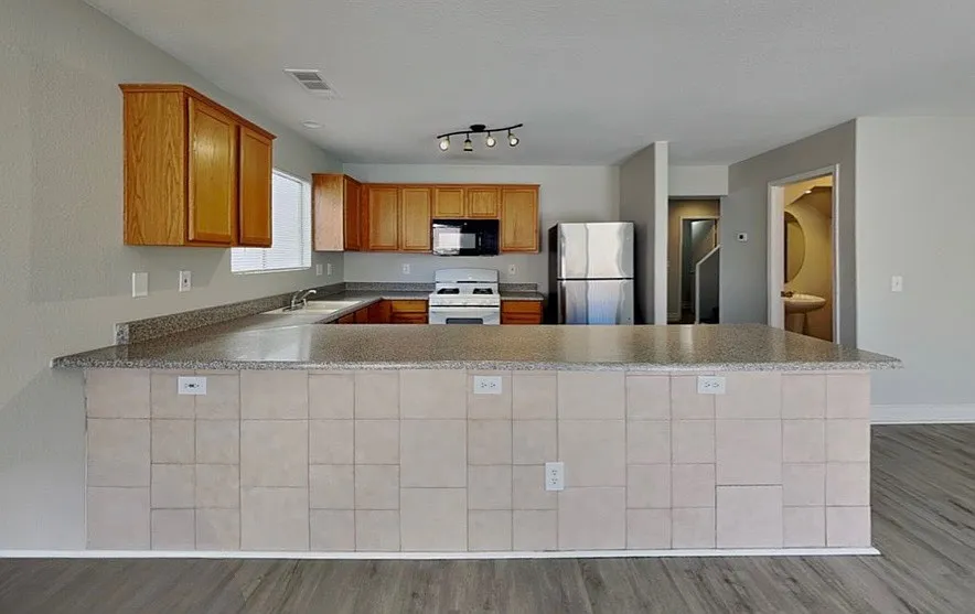 4 bed, 2.5 bath, 2082 sqft, $2,025 — Photo 2
